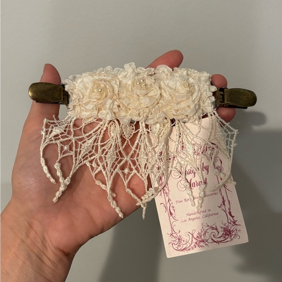 design by Margot Accessories - Vintage-Inspired Ivory Floral Lace Wedding Garter Clip